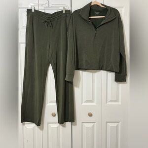 Athleta Sea Soft 2 piece set, size large
Color: Aspen olive